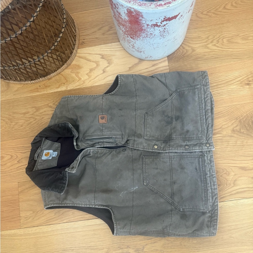 Men’s vintage carhart vest!  
Perfect vintage condition